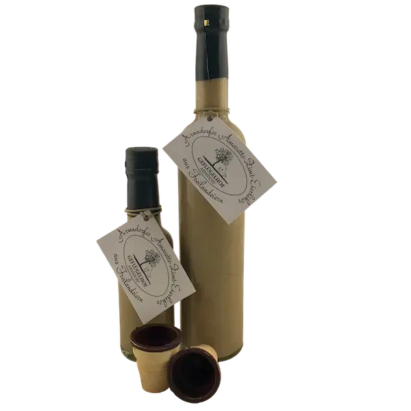 Zwei Flaschen hausgemachter Amaretto-Zimt-Eierlikör aus regionalen Freilandeiern vom Geflügelhof Arnsdorf.