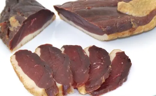 Fein aufgeschnittene, geräucherte Gänsebrust aus Sachsen, direkt aus der Manufaktur vom Geflügelhof Arnsdorf.