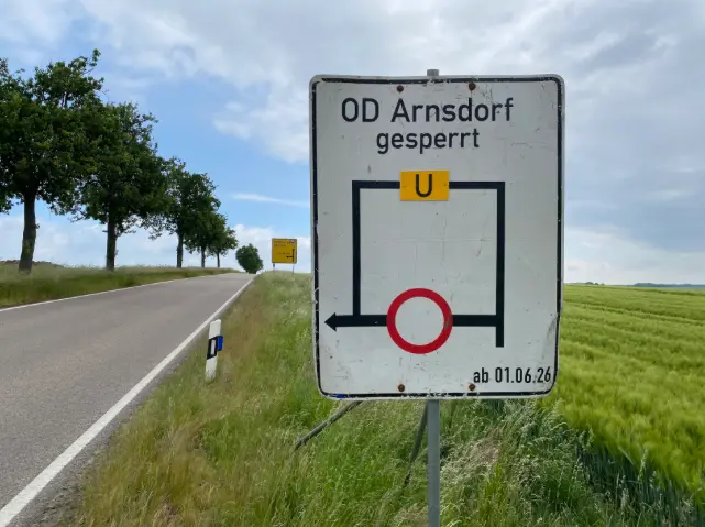 Vollsperrung Arnsdorf – Verkehrsschild mit Umleitungshinweis ab 01.06.2026