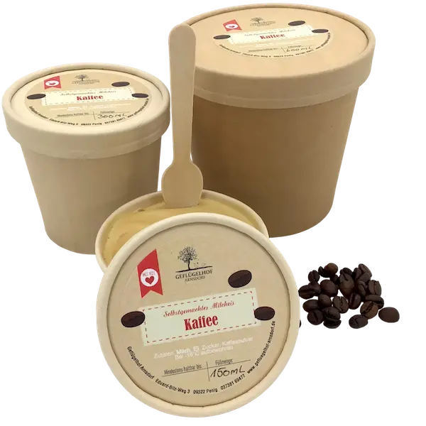 Mokka-farbenes Kaffeeeis im Becher neben aromatischen Kaffeebohnen vom Geflügelhof Arnsdorf.
