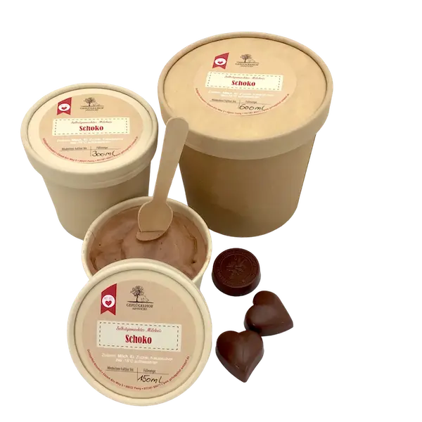 Klassisches Schokoladeneis im Becher vom Geflügelhof Arnsdorf mit herzförmigen Pralinen.