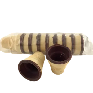 Eine Packung knusprige Waffelbecher mit Schokoladenauskleidung als perfektes Zubeh&ouml;r f&uuml;r den Arnsdorfer Eierlik&ouml;r.