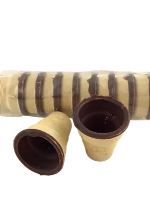 Eine Packung knusprige Waffelbecher mit Schokoladenauskleidung als perfektes Zubehör für den Arnsdorfer Eierlikör.