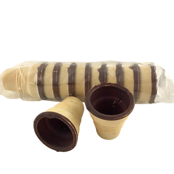 Eine Packung knusprige Waffelbecher mit Schokoladenauskleidung als perfektes Zubehör für den Arnsdorfer Eierlikör.