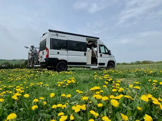 Wohnmobil auf einer blühenden Wiese am Geflügelhof Arnsdorf bei Penig.