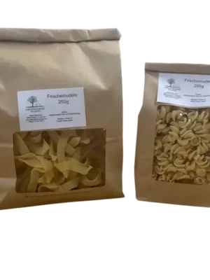 Eiernudeln Hartweizengrieß – Geflügelhof Arnsdorf Frische Eiernudeln aus Hartweizengrieß vom Geflügelhof Arnsdorf, Bandnudeln und Spirelli, 250-g-Packung